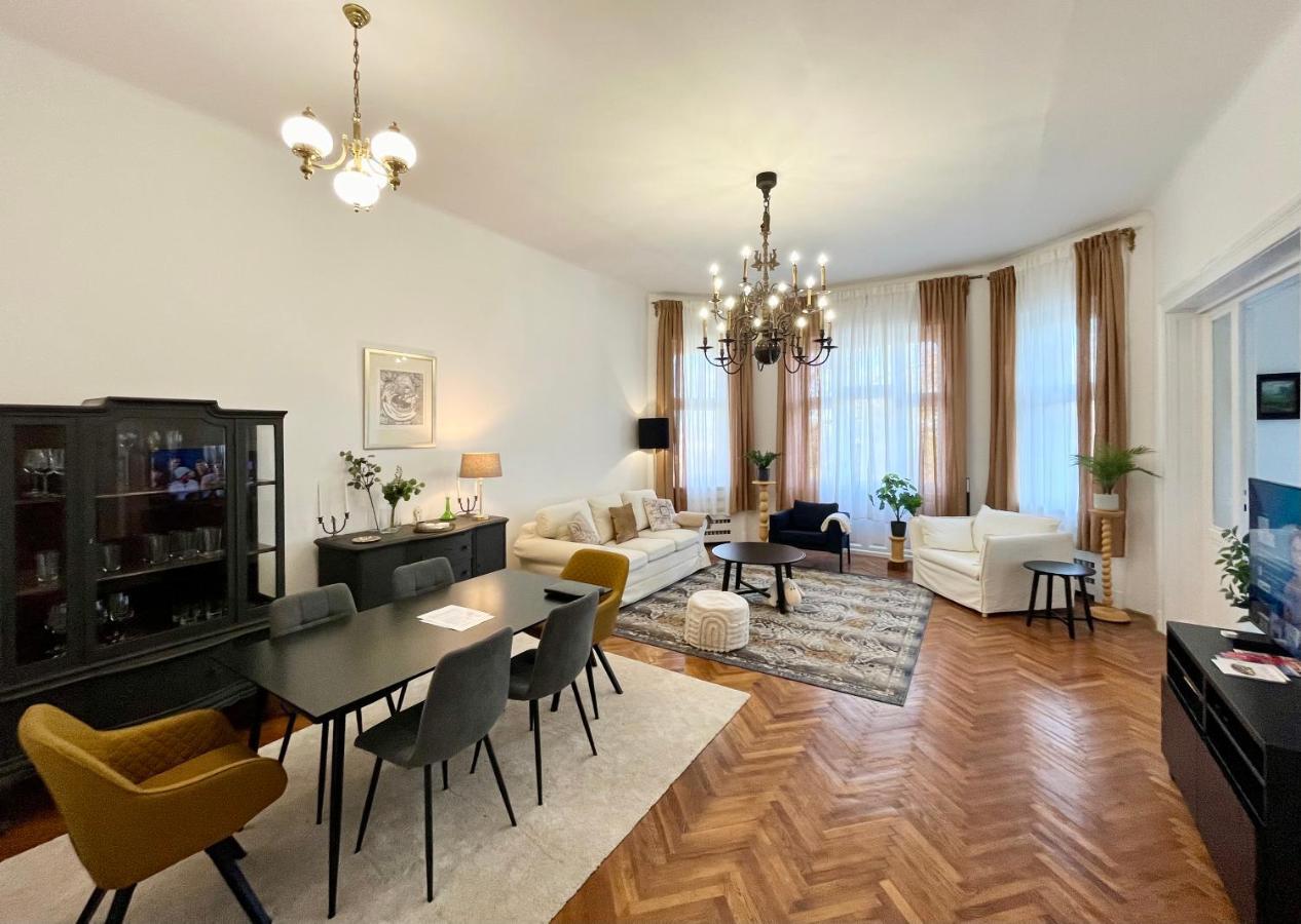 Hillside Luxury With Free Garage Apartamento